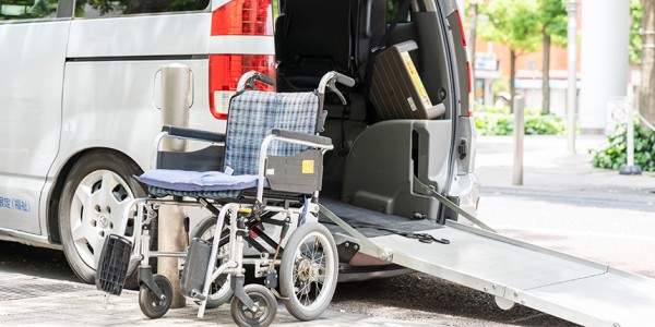 外出をサポート！介護保険サービスと自費オプションの活用法